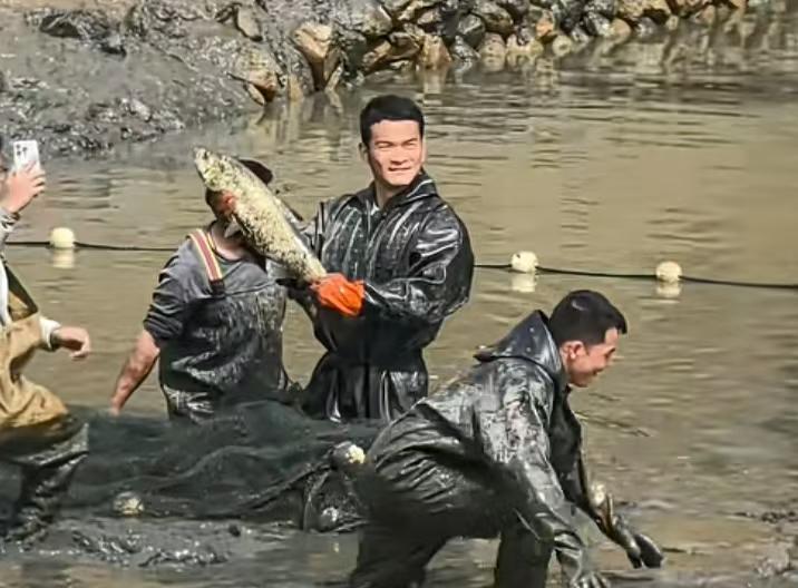 九游娱乐-李维刚在山东包鱼塘引村民不满：怎么浇地？网友：塘主可能犯法