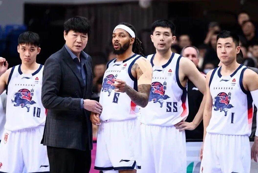 九游-山东男篮好消息！内线大将克里斯将复出，琼斯和斯蒂尔二选一离队